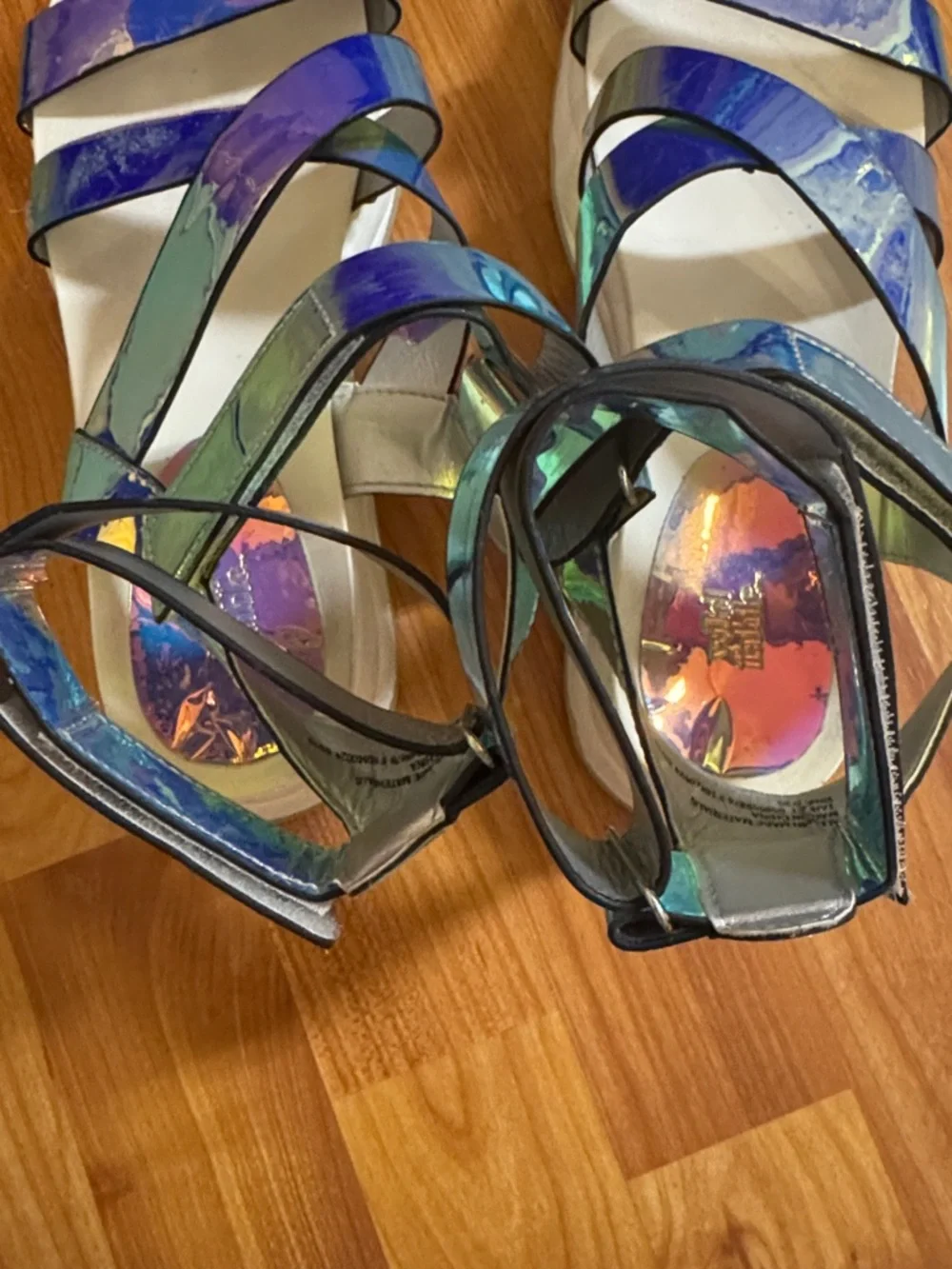 Wild Fable Kaya Gladiator Sandals Holographic - Picture 4 of 7